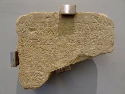 Eteokrétský nápis. Minojský jazyk psaný v alfabetě. Praisos, 4. století před n. l. Archeologické muzeum v Irakliu. Kredit: Olaf Tausch, Wikimedia Commons. Licence CC 3.0.