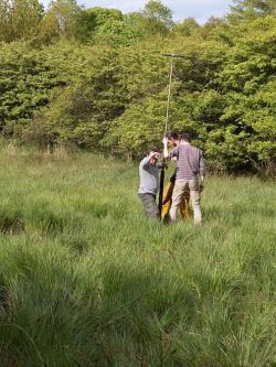 Odběr vzorků pro paleobotanickou analýzu při jiné akci a jinde (na akropoli na vrchu Vladař u Žlutic), ale metoda je stejná a osazenstvo skoro taky. Kredit: Zde, Wikimedia Commons. Licence CC 4.0.