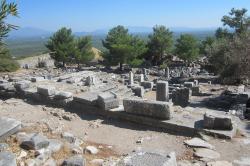Archeologický areál antické Priéné, sedadla Búleutéria a za nimi Agora. Kredit: Tomisti, Wikimedia Commons. Licence CC 4.0. Archeologický areál antické Priéné, sedadla Búleutéria a za nimi Agora. Kredit: Tomisti, Wikimedia Commons. Licence CC 4.0.