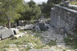 Archeologický areál v Priéné, terén pod Athéniným chrámem. Kredit: Dosseman, Wikimedia Commons. Licence CC 4.0 Archeologický areál v Priéné, terén pod Athéniným chrámem. Kredit: Dosseman, Wikimedia Commons. Licence CC 4.0