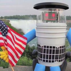 hitchBOT úspěšně prostopoval Kanadou a Evropou. V USA ho hned zastavili vandalové v Pensylvánii. Kredit: hitchBOT.