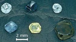 Syntetické diamanty vyrobené za vysoké teploty a tlaku. Kredit: Wikipedia