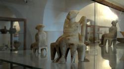 Naxijské trůnící bohyně, rané 3. tisíciletí před n. l. Archeologické muzeum na Naxu (v Naxijské Chóře). Kredit: Zde, Wikimedia Commons.