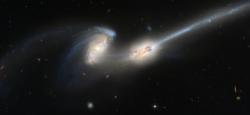Slučování galaxií přistiženo při činu kosmickým dalekohledem Hubble Space Telescope. (Kredit: Wikimedia)