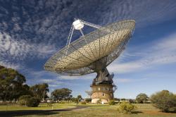 Teleskop v Parkes observatoři monituraje pulsar v naději, že uloví  procházející  gravitační vlny. (Kredit: CSIRO)