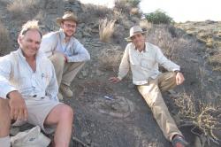 Tyler Lyson, kurátor Denver Museum of Nature and Science, první autor publikace. Na snímku je uprostřed, spolu se svými kolegy a o něco mladší želvou, než jakou byla Eunotosaurus. (Kredit: DMNS)