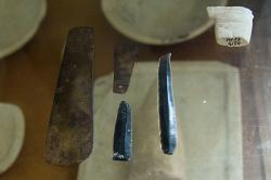 Kykladské bronzové nářadí a obsidiánová ostří z ostrova Keru, 2800 až 2300 př. n. l. Archeologické muzeum na Naxu (v Naxijské Chóře). Kredit: Zde, Wikimedia Commons.