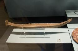 Model kykladské lodi z hrobu u Drakatis na Naxu, 2800 až 2300 př. n. l. Olovo, délka 40,3 cm. Opravdická loď byla samozřejmě dřevěná. Ashmolean Museum v Oxfordu, AN1929.26. Kredit: Zde, Wikimedia Commons