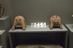 Keramické masky používané na Naxu při metalurgii olova a olověné úchytky používané k opravě rozbitých keramických váz, kolem 2500 před n. l. Národní archeologické muzeum v Athénách, inv. č. 6163 a 13311. Kredit: Zde, Wikimedia Commons.