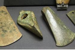 Část depozitu nástrojů ze slitiny mědi tvrzené arzenem („arzenový bronz“), pravděpodobně ke zpracování dřeva. Naxos, 2800–2200 př. n. l. Britské muzeum, GR 1969.12-31.1-8. Kredit: Zde, Wikimedia Commons.
