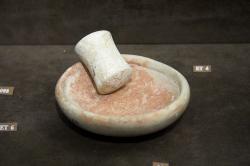 Miska z bílého mramoru a tlouk na drcení měkkého barviva, 2800-2300 před n. l. Goulandrisovo Museum kykladského umění v Athénách, G 223. Kredit: Zde, Wikimedia Commons.