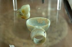 Droboučká naběračka pro rituální (?) užití, zelený kámen, nález z naxijského venkova, asi 2800 až 2300 před n. l. Archeologické muzeum na Naxu (v Naxijské Chóře). Kredit: Zde, Wikimedia Commons.