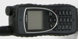 Telefón Iridium Extreme stojí viac ako iPhone a vypadá trochu ako mobil pre seniorov. Zdanie však klame: dovoláte sa odvšadiaľ. (Kredit: www.iridium.com)