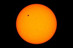 Tranzit Venuše na snímku z paluby ISS. Kredit: NASA/Earth Observatory.