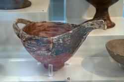 Raně heladská keramika, tzv. „omáčkovník", 2500 - 2100 před n. l. Archeologické muzeum v Isthmii IP 669. Kredit: Zde, Wikimedia Commons. Licence CC 4.0.