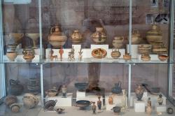 Nahoře mykénská keramika, dole keramika z archaické a klasické doby. Archeologické muzeum v Isthmii. Kredit: Zde, Wikimedia Commons. Licence CC 4.0.