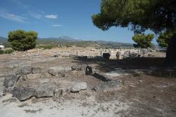 Zbytky Poseidónova chrámu v Isthmii, v různých podobách byl stavěn v době 690 před n. l. až 2. století n. l. Kredit: Zde, Wikimedia Commons. Licence CC 4.0.