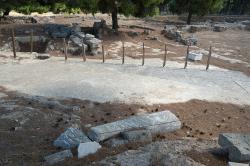Archeologický areál v Isthmii. Začátek stadionu s rekonstruovaným nářadím pro start z 4. století před n. l. Kredit: Zde, Wikimedia Commons. Licence CC 4.0.
