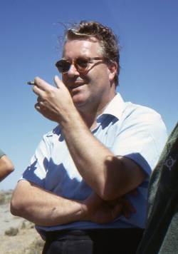Jako první prováděl vykopávky v lokalitě Çatalhöyük britský archeolog James Mellaart. Poté, co se zapletl do podvodů a černého obchodu se starožitnostmi, ho Turci ze země vykázali. Kredit: Wikipedia, Joe Roe CC BY-SA 4.0