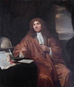Prvním kdo uviděl bakterie byl Antoni van Leeuwenhoek. Kredit: Jan Verkolje, volné dílo.