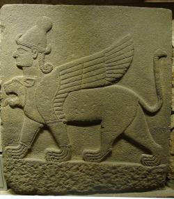 Chiméra s lidskou a lví hlavou a hadem jakožto ocasem. Z Karchemiš, kolem 800 před n. l., pozdně chetitský styl s aramejským vlivem. Muzeum anatolských civilizací v Ankaře. Kredit: Svenkaj, Wikimedia Commons. Licence CC 4.0.