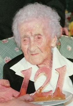 Stejná žena o téměř 99 let později, v den svých 121. narozenin. Zemřela o téměř 1,5 roku později ve svých 122 letech a 164 dnech. Kredit: Wikipedie, Fair use.