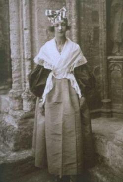 Budoucí nejdéle žijící člověk světa, Jeanne Louis Calmentová ve svých 22 letech (roku 1897) – přesně století před svým úmrtím. Kredit: Neznámý autor, Wikipedie (volné dílo).