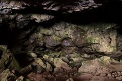Kamarská jeskyně na Krétě ve svahu hory Mavro. Postavy v okolí dna jeskyně dávají tušit hloubku. Kredit: Zde, Wikimedia Commons.