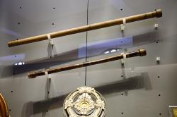 Galileiho dalekohledyː Nahoře (3) druhý zachovaný dalekohled, asi z roku 1610. Níže (4) první zachovaný dalekohled z roku 1609, pečlivě zdobený. Kredit: Zde, Wikimedia Commons. Licence CC 4.0.