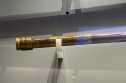 rvní zachovaný Galileiho dalekohled z roku 1609. Část s okulárem. Dřevo, kůže. Museo Galileo, inv. č. 2428. Kredit: Zde, Wikimedia Commons. Licence CC 4.0.