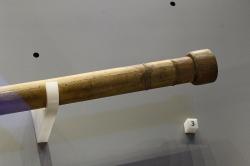 Druhý zachovaný Galileiho dalekohled, asi z roku 1610. Část s objektivem. Museo Galileo, inv. č. 2427. Kredit: Zde, Wikimedia Commons. Licence CC 4.0.