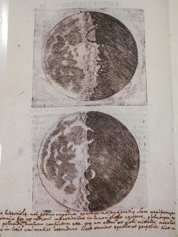 Galileo Galilei, Hvězdný posel (Sidericus Nuncius), faksimile (2010), Museo Galileo. Kresby Měsíce. Originál: 1610, Florencie, Biblioteca nazionale centrale, Post. 110. Kredit: Zde, Wikimedia Commons. Licence CC 4.0.