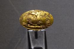 Zlatý prsten s reliéfem: Lov jelena z vozu, 1500-1200 před n. l. Národní archeologické muzeum v Athénách, NAMA 240. Kredit: Zde, Wikimedia Commons. Licence CC 4.0.