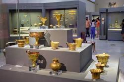 Zlaté poháry z hrobů IV a V hrobového kruhu A v Mykénách. Národní archeologické muzeum v Aténách, NAMA 6208. Kredit: Zde, Wikimedia Commons. Licence CC 4.0.