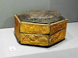 Dřevěná pyxis obložená tepaným zlatem. Našla se v Mykénách, v šachtovém hrobě V, hrobového okruhu A, pochází z 16. století před n. l. Národní archeologické muzeum v Athénách. Kredit: Xuan Che, Wikimedia Commons. Licence CC 2.0.
