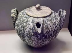 Kamenná třmínková nádoba, importovaná z minojské Kréty. Národní archeologické muzeum v Athénách, NAMA 4922. Kredit: Zde, Wikimedia Commons. Licence CC 4.0.