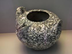 Kamenná třmínková nádoba, importovaná z minojské Kréty. Národní archeologické muzeum v Athénách, NAMA 3050. Kredit: Zde, Wikimedia Commons. Licence CC 4.0.