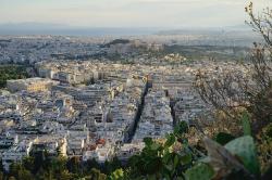 Výhled z vrcholu pahorku na jihovýchod, na Akropoli a okolí Pirea. Kredit: Zde, Wikimedia Commons. Licence CC 4.0.