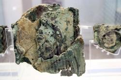 Fragment mechanismu z Antikythéry. Kredit: Giovanni Dall'Orto, Wikimedia Commons. Volné dílo.