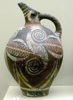 Větší džbán v ranějším kamarském stylu z konce předpalácového období. Faistos, 2000 až 1900 před n. l. Kredit: Wolfgang Sauber, Wikimedia Commons.