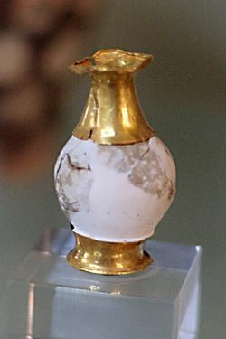 Vajíčko zdobené zlatem, což z něj udělalo nádobku, nález z Kamarské jeskyně. Archeologické muzeum Hérakleion, skříň 23. Kredit: Archiv autora článku.