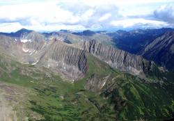 Kontinentální pásma vulkanického původu, jako tato na Kamčatce, svým rychlým zvětráváním mocně eliminují CO2 z atmosféry a v horizontu desítek až stovek milionů let stabilizují klima. Kredit: Tom Gernon, University of Southampton.