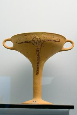 Mykénský kylix (na pití vína) s vysokou nožkou, typu Zygouries. Pozdně heladský III B1, 1330 až 1250 před n. l., Δ 260. Kredit: Zde, Wikimedia Commons. Licence CC 4.0.
