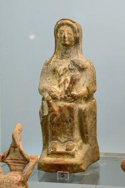 Artemis Kúrotrofos, drobná terakota, 500 až 480 před n. l. Kanellopoulovo muzeum v Athénách, Δ 1434. Kredit: Zde, Wikimedia Commons. Licence CC 4.0.