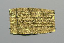 Asi orfický zlatý plíšek s textem modlitby, asi z Thesálie nebo severního Řecka, 4. století před n. l. Getty Museum, LA (California), OF 484. Kredit: Remi Mathis, Wikimedia Commons .