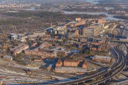 Institut Karolinska, anglicky Karolinska Institute (KI), švédsky Karolinska Institutet, zkráceně Královský ústav, je lékařská univerzita ve Stockholmu. Je považována za nejlepší univerzitu ve Švédsku a jednu z největších a nejprestižnějších lékařských univerzit na světě. Sbor složený z 50 profesorů institutu vybírá držitele Nobelovy ceny za fyziologii a medicínu. Autorem leteckého snímku univerzitního areálu z roku 2013 je Arild Vågen  (Wikipedia)