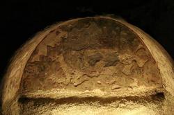 Jeden z hrobů presbyterů se starokřesťanským nápisem. Kredit: Zde, Wikimedia Commons. Licence CC 4.0. Jeden z hrobů presbyterů se starokřesťanským nápisem. Kredit: Zde, Wikimedia Commons. Licence CC 4.0.