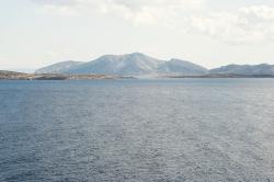 Průhled na Keros úžinou mezi Pano a Kato Koufonisi. Kredit: Zde, Wikimedia Commons. Licence CC 3.0.