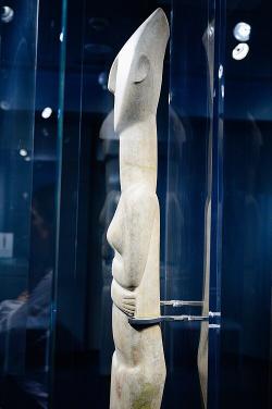 Tatáž figura z profilu. Bohyně, kněžka, znak ženství? Goulandrisovo Muzeum kykladského umění v Athénách, NG 724. Kredit: Zde, Wikimedia Commons. Licence CC 4.0.