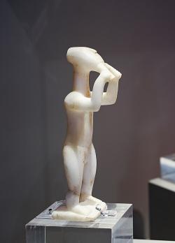 Hráč na diaulos (dvojitou flétnu), 2600 až 2500 před n. l. Parský mramor, výška 20,5 cm. Národní archeologické muzeum v Athénách, 3910. Kredit: ArchaiOptix, Wikimedia Commons. Licence CC 4.0.